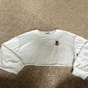 Cropped Top with embroidered pineapple on front.